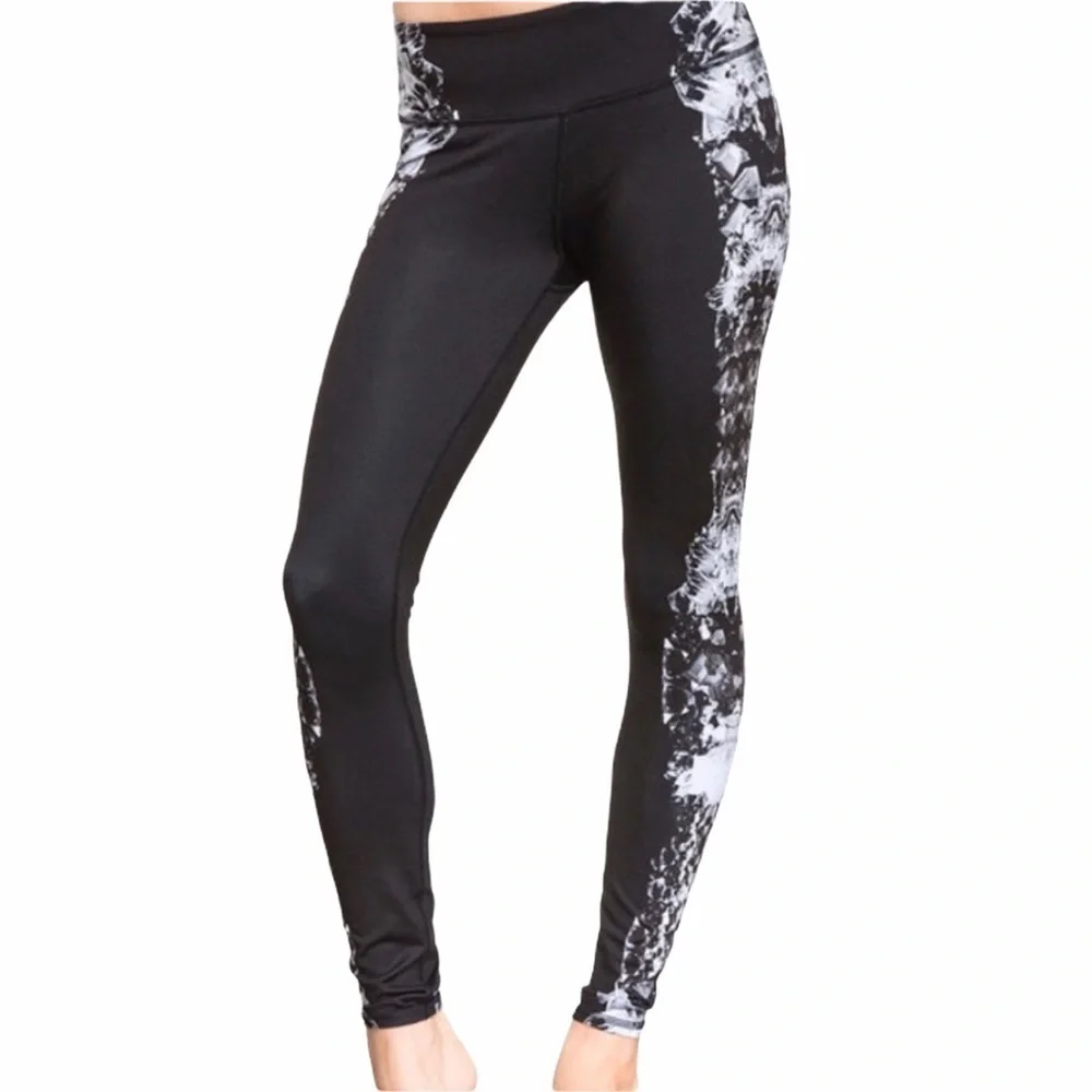 ALO Yoga Airbrush Printed Legging Size Small Black White Athletic Activewear